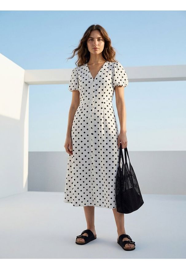 Sinsay - Sukienka midi w grochy z wiskozą i domieszką lnu - wielobarwny. Materiał: wiskoza, len. Wzór: grochy. Długość: midi