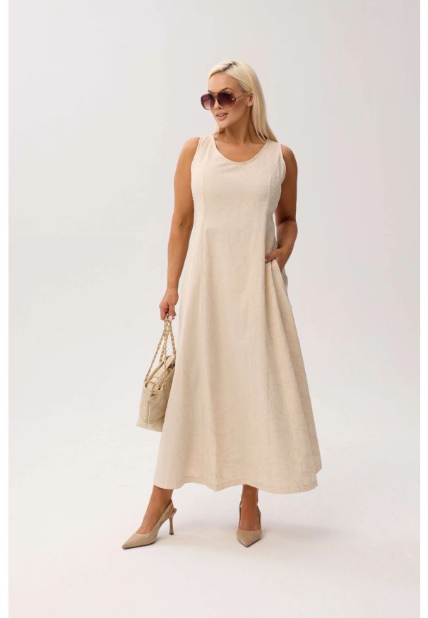 Moda Size Plus Iwanek - Elegancka sukienka Sevilla Beige MAXI bez rękawów, z kieszeniami i kwiatowym printem PLUS SIZE WIOSNA LATO. Okazja: na wesele, na co dzień, na ślub cywilny, na komunię, na spacer, na imprezę. Kolekcja: plus size. Wzór: nadruk, kwiaty. Typ sukienki: dla puszystych. Materiał: len, tkanina, bawełna. Długość rękawa: bez rękawów. Sezon: lato, wiosna. Styl: elegancki. Długość: maxi