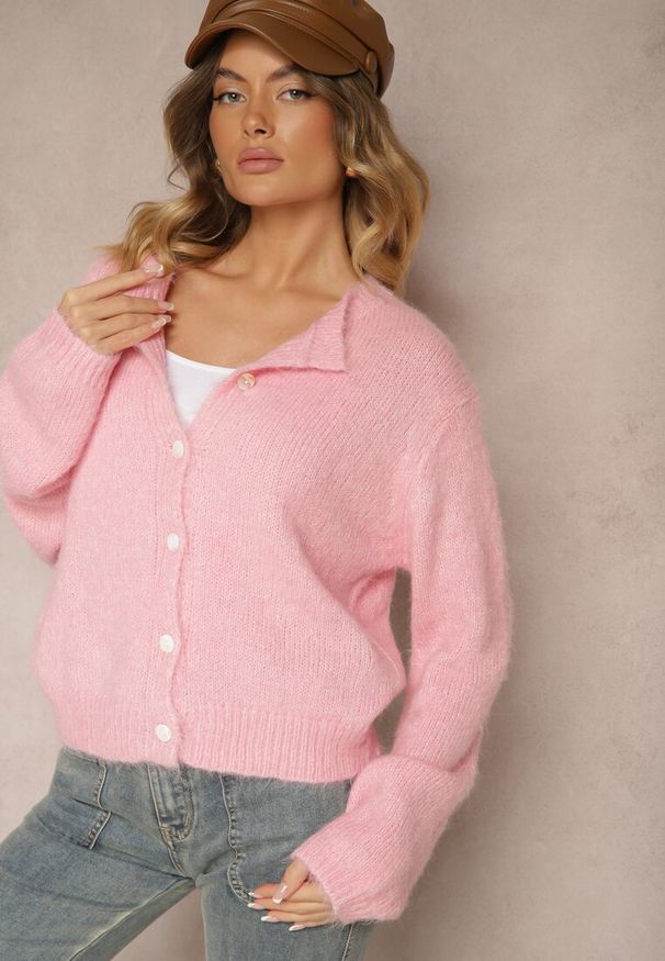 Renee - Różowy Klasyczny Kardigan o Prostym Kroju Riavara. Okazja: na spotkanie biznesowe. Kolor: różowy. Materiał: jeans. Wzór: gładki. Styl: klasyczny