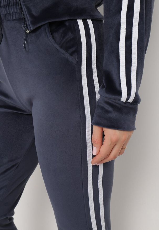 Born2be - Granatowy Welurowy Komplet Dresowy 2-Częściowy z Lampasami Bluza i Spodnie Atiriv. Kolor: niebieski. Materiał: welur, dresówka