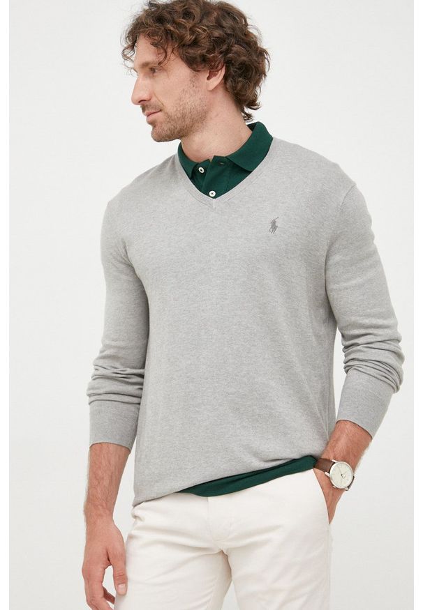 Polo Ralph Lauren sweter bawełniany męski kolor szary lekki. Okazja: na co dzień. Typ kołnierza: polo. Kolor: szary. Materiał: bawełna. Długość rękawa: długi rękaw. Długość: długie. Styl: casual