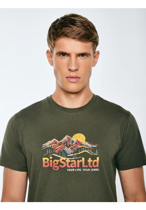 Big-Star - Koszulka męska z nadrukiem khaki Mifer 303. Okazja: na co dzień. Kolor: zielony. Materiał: bawełna. Długość rękawa: krótki rękaw. Długość: krótkie. Wzór: nadruk. Styl: casual, klasyczny, sportowy