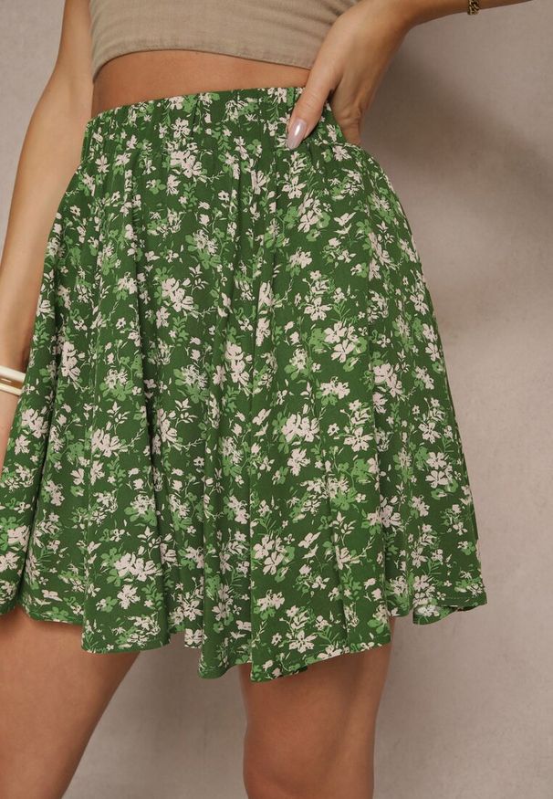 Renee - Zielone Spódnico-Szorty High Waist w Kwiaty Sunevra. Okazja: na co dzień. Stan: podwyższony. Kolor: zielony. Wzór: kwiaty. Sezon: lato. Styl: klasyczny, casual, elegancki