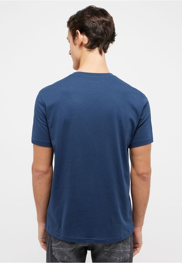 Mustang - MUSTANG PRINT TEE MĘSKI T-SHIRT KOSZULKA LOGO NADRUK DRESS BLUES 1014937 5334. Wzór: nadruk