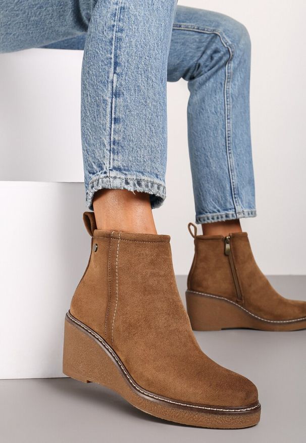 Born2be - Ciemnobeżowe Botki na Koturnie w Stylu Sztybletów Ozdobione Przeszyciami Korievia. Okazja: na co dzień. Kolor: beżowy. Materiał: jeans. Wzór: aplikacja. Obcas: na koturnie. Styl: klasyczny, casual