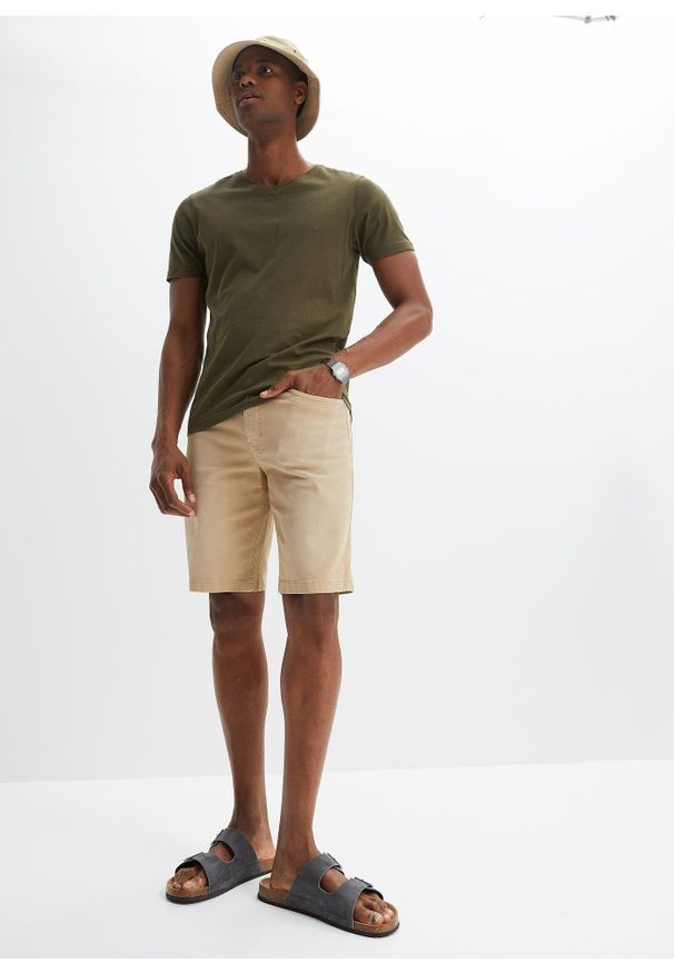 bonprix - "Bermudy dżinsowe ze stretchem, ""coloured"", Regular Fit". Kolor: beżowy. Styl: vintage