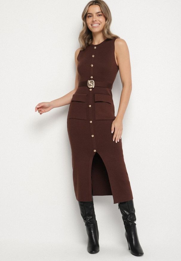 Born2be - Brązowa Elegancka Sukienka Ołówkowa z Dzianiny z Wiskozą z Guzikami i Paskiem Ezerria. Okazja: na co dzień, do pracy. Kolor: brązowy. Materiał: wiskoza, dzianina. Wzór: aplikacja. Typ sukienki: ołówkowe. Styl: elegancki