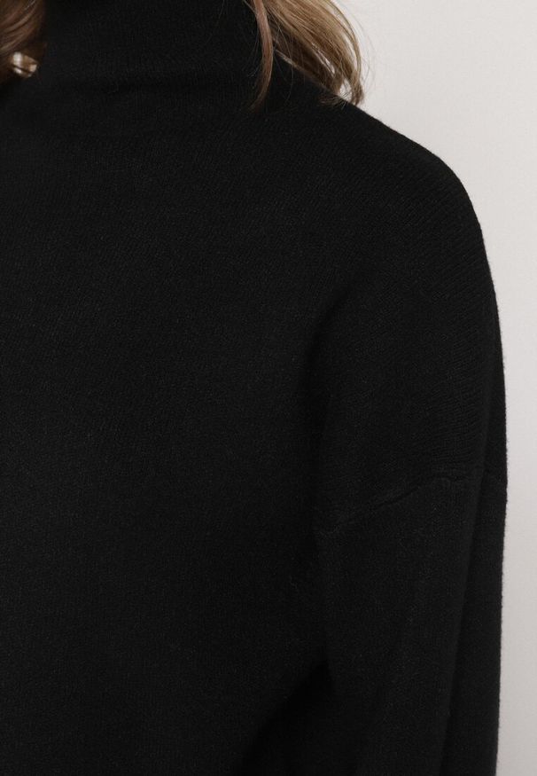 Born2be - Czarny Golf z Bufiastymi Rękawami Wedelia. Okazja: na co dzień. Typ kołnierza: golf. Kolor: czarny. Materiał: jeans. Styl: klasyczny, casual, elegancki