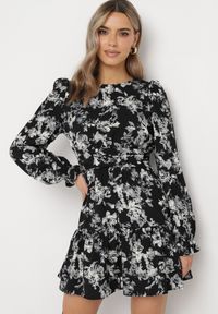 Born2be - Czarna Rozkloszowana Sukienka o Kwiatowym Wzorze z Falbanką i Gumką w Talii Sarasila. Kolor: czarny. Wzór: kwiaty #1