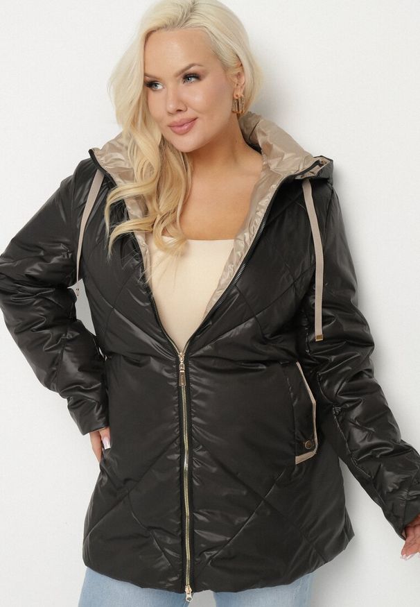 Born2be - Czarna Kurtka z Odpinanym Kapturem i Ozdobnym Pikowaniem Xalseli. Okazja: na spacer, na co dzień. Kolekcja: plus size. Kolor: czarny. Materiał: jeans. Styl: elegancki, casual, klasyczny