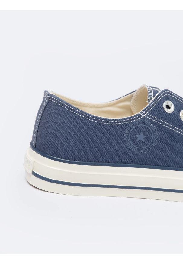 Big-Star - Trampki męskie niskie granatowe NN174526 401. Kolor: niebieski. Szerokość cholewki: normalna. Sezon: lato. Styl: klasyczny, rockowy