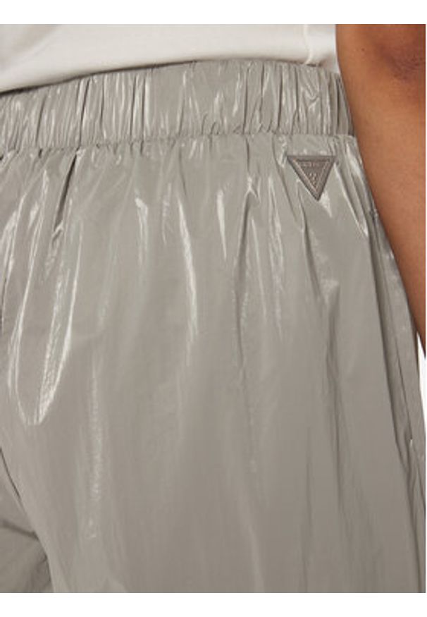 Guess Spodnie dresowe V5RB09 WGUJ0 Szary Regular Fit. Kolor: szary. Materiał: syntetyk