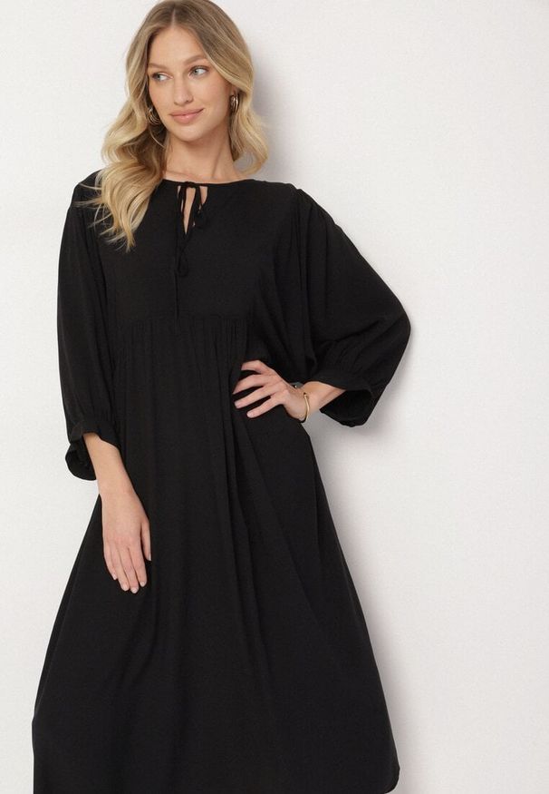Born2be - Czarna Rozkloszowana Sukienka z Wiskozy z Wiązaniem przy Dekolcie Tilania. Okazja: na co dzień. Kolor: czarny. Materiał: wiskoza. Styl: casual
