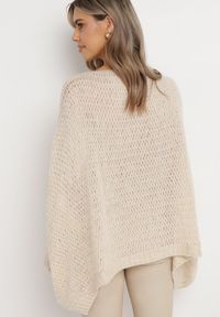 Born2be - Jasnobeżowy Luźny Sweter w Stylu Ponczo Kossela. Okazja: na co dzień. Typ kołnierza: dekolt w łódkę. Kolor: beżowy. Materiał: jeans. Styl: wizytowy, casual