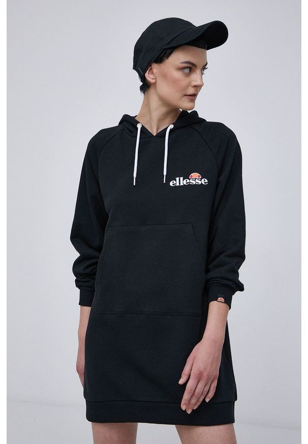 Ellesse Sukienka kolor czarny mini prosta SGK13289-011. Okazja: na co dzień. Typ kołnierza: kaptur. Kolor: czarny. Materiał: bawełna. Długość rękawa: długi rękaw. Typ sukienki: proste. Styl: casual. Długość: mini