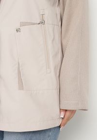 Born2be - Jasnobeżowa Kurtka Wiatrówka z Odpinanym Kapturem i Ściągaczami Arseli. Okazja: na co dzień, na spacer. Kolekcja: plus size. Kolor: beżowy. Materiał: jeans. Styl: elegancki, casual