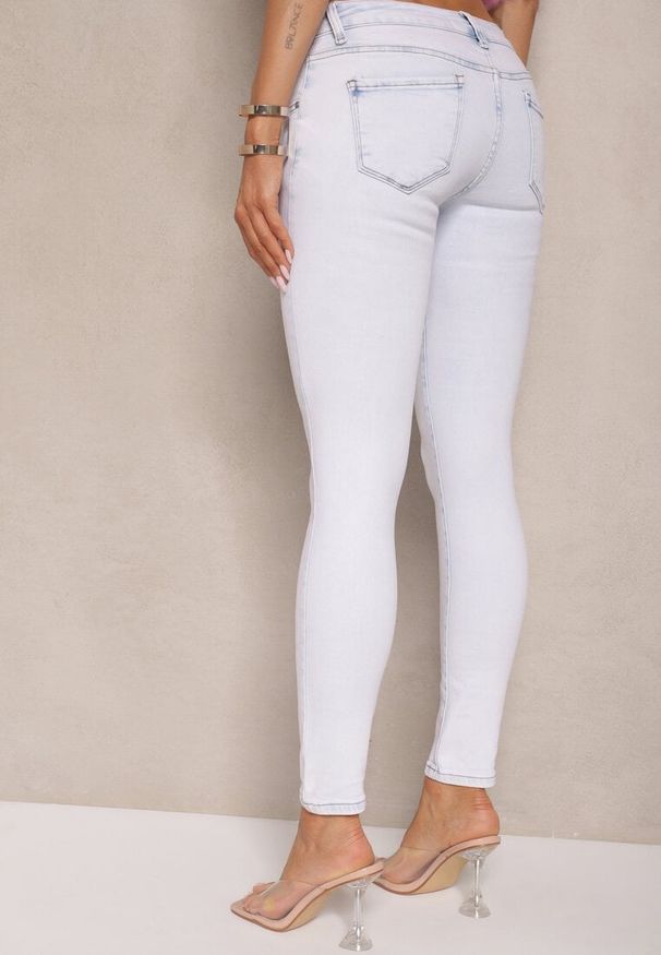 Renee - Jasnoniebieskie Jeansy Z Bawełny Typu Skinny Ozdobione Przetarciami Salliwen. Okazja: na spacer, na co dzień. Stan: podwyższony. Kolor: niebieski. Wzór: aplikacja. Styl: casual
