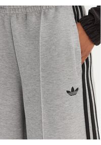 Adidas - adidas Spodnie dresowe adicolor Spacer 3-Stripes JV7497 Zielony Wide Leg. Kolor: zielony. Materiał: bawełna. Sport: turystyka piesza #5