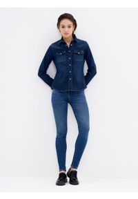 Big-Star - Koszula damska jeansowa Norra 534. Typ kołnierza: kołnierzyk klasyczny. Kolor: niebieski. Materiał: jeans. Styl: klasyczny