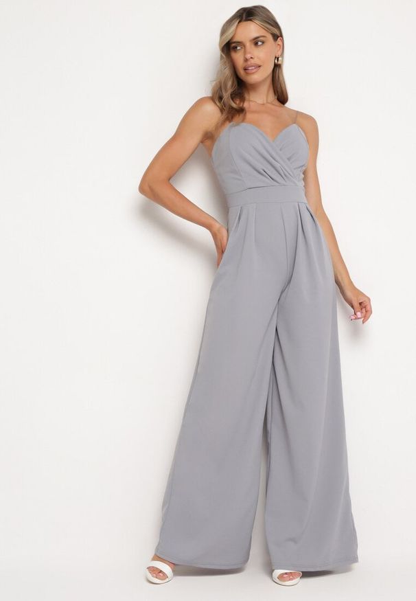 Born2be - Szary Kombinezon z Trójkątnym Dekoltem na Cienkich Ramiączkach Iliantia. Okazja: na co dzień. Kolor: szary. Długość rękawa: na ramiączkach. Długość: długie. Styl: casual