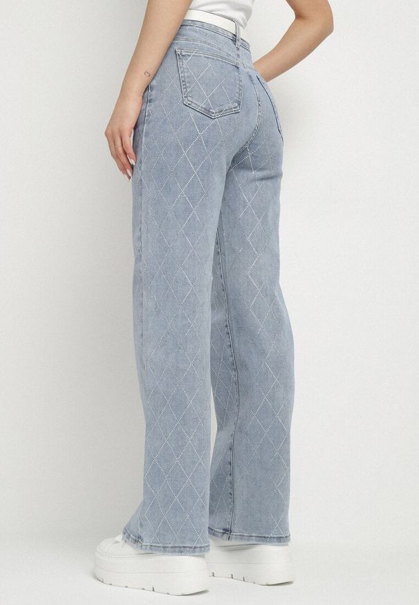 Born2be - Niebieskie Jeansy z Bawełną Szerokie z Cyrkoniami Iskio. Okazja: na co dzień. Kolor: niebieski. Wzór: aplikacja. Styl: elegancki, casual