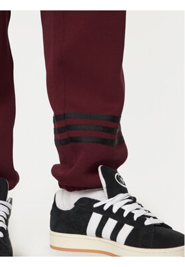 Adidas - adidas Spodnie dresowe Neuclassics JC9902 Czerwony Loose Fit. Kolor: czerwony. Materiał: bawełna