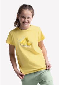 Volcano - Żółta bluzka dziewczęca z limonką T-LEMON JUNIOR. Kolor: pomarańczowy. Materiał: jeans, bawełna, skóra. Długość rękawa: krótki rękaw. Długość: krótkie. Wzór: nadruk. Sezon: lato. Styl: klasyczny #1