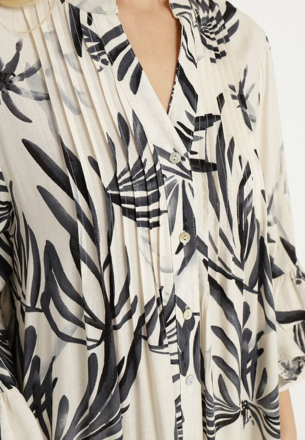 Born2be - Ciemnoszara Sukienka z Wiskozy o Rozkloszowanym Kroju z Falbanami w Roślinny Wzór Ridiara. Okazja: na imprezę, na co dzień. Typ kołnierza: dekolt w serek. Kolor: szary. Materiał: wiskoza. Typ sukienki: rozkloszowane. Styl: klasyczny, casual, elegancki