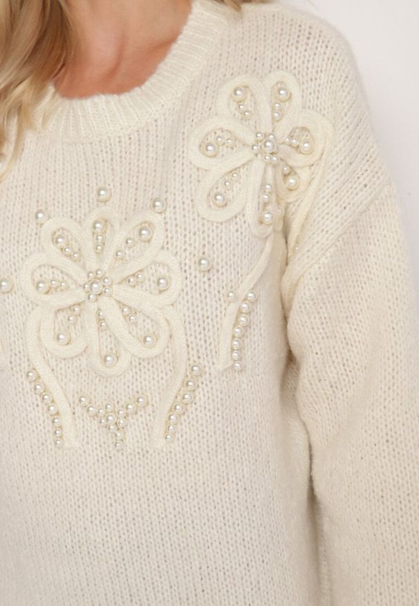 Born2be - Beżowy Sweter o Prostym Kroju z Ozdobną Aplikacją w Kształcie Kwiatów z Perełkami Heditana. Okazja: na co dzień, na spotkanie biznesowe, do pracy. Kolor: beżowy. Materiał: jeans. Długość rękawa: długi rękaw. Długość: długie. Wzór: aplikacja, kwiaty. Styl: klasyczny, biznesowy, casual