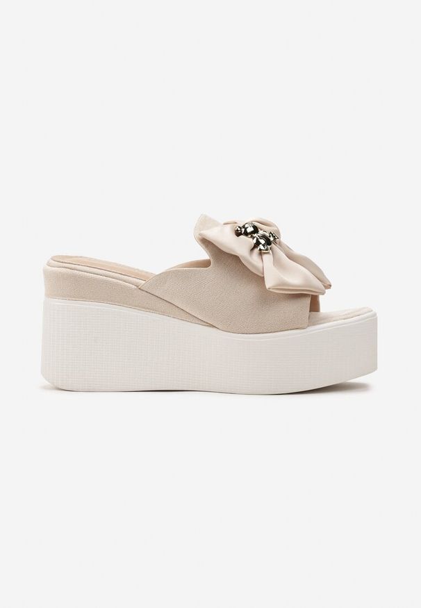 Renee - Beżowe Klapki na Koturnie z Platformą Ozdobione Kokardką i Błyszczącym Misiem Akova. Kolor: beżowy. Wzór: aplikacja. Obcas: na koturnie