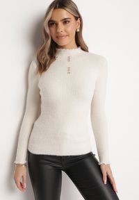 Born2be - Jasnobeżowy Puchaty Wełniany Sweter z Półgolfem i Biżuteryjnymi Guzikami Xeminta. Kolor: beżowy. Materiał: wełna #3