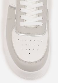 Born2be - Biało-Szare Klasyczne Sneakersy Vices na Grubej Podeszwie Torira. Okazja: na co dzień, na spacer. Nosek buta: okrągły. Zapięcie: sznurówki. Kolor: biały. Materiał: jeans. Sport: turystyka piesza #2