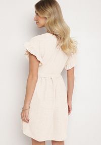Born2be - Jasnobeżowa Sukienka Ozdobiona Falbankami i Paskiem Izulira. Typ kołnierza: kołnierz z falbankami. Kolor: beżowy. Wzór: aplikacja. Styl: elegancki #6