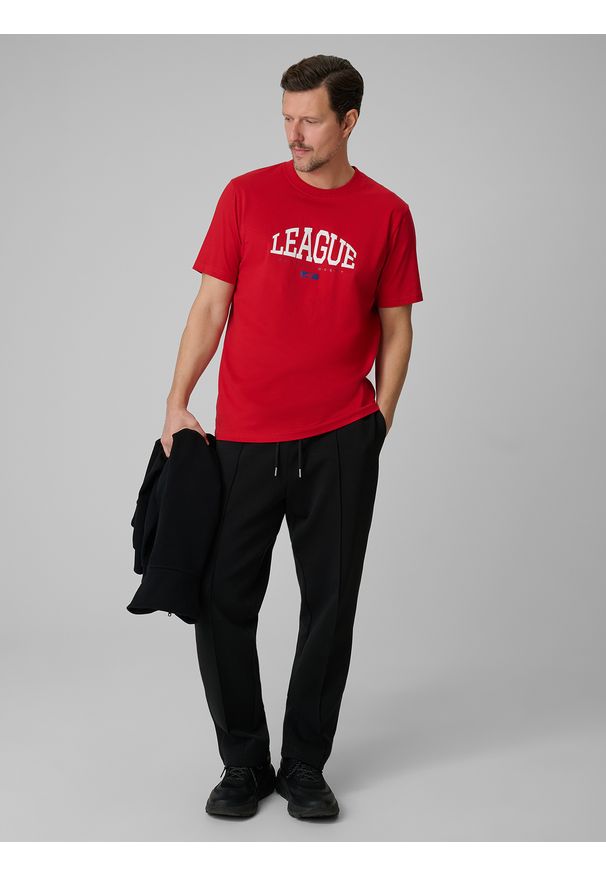 4f - 4F T-shirt regular z nadrukiem męski - czerwony S. Okazja: na co dzień. Kolor: czerwony. Materiał: dzianina, bawełna, materiał. Wzór: nadruk. Styl: casual