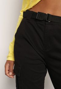 Renee - Czarne Spodnie Cargo Agaea. Stan: podwyższony. Kolor: czarny. Materiał: materiał. Długość: długie. Wzór: aplikacja. Styl: sportowy #5