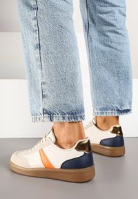 Renee - Beżowo-Granatowe Sneakersy Tenisówki z Geometrycznym Wzorem Hanivra. Okazja: na co dzień. Kolor: beżowy. Materiał: jeans. Wzór: geometria. Obcas: na płaskiej podeszwie #5