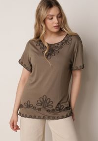 Born2be - Ciemnozielona Wiskozowa Bluzka na Krótki Rękaw z Etno Haftem z Metaliczną Nicią Aiopa. Okazja: do pracy, na co dzień, na spotkanie biznesowe. Kolekcja: plus size. Kolor: zielony. Materiał: wiskoza. Długość rękawa: krótki rękaw. Długość: krótkie. Wzór: haft. Styl: etno #1