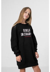 4f - 4F sukienka dziecięca kolor czarny mini prosta. Okazja: na co dzień. Typ kołnierza: kaptur. Kolor: czarny. Długość rękawa: długi rękaw. Wzór: nadruk. Typ sukienki: proste. Styl: casual. Długość: mini