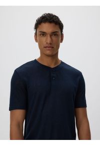 Reserved - T-shirt henley regular fit - granatowy. Typ kołnierza: typu henley. Kolor: niebieski. Materiał: dzianina, wiskoza