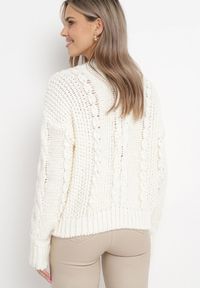 Born2be - Jasnobeżowy Sweter z Wełną i Bawełną Ozdobiony Grubym Splotem Numike. Okazja: do pracy. Kolor: beżowy. Materiał: bawełna, wełna. Wzór: aplikacja, ze splotem. Sezon: jesień, zima. Styl: klasyczny, elegancki