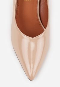 Born2be - Beżowe Lakierowane Czółenka Vices na Geometrycznym Obcasie ze Skórzaną Wkładką Midvire. Okazja: na co dzień, na spotkanie biznesowe, do pracy, na imprezę. Kolor: beżowy. Materiał: skóra, lakier. Wzór: geometria. Obcas: na obcasie. Styl: casual, biznesowy, klasyczny. Wysokość obcasa: średni #6