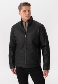 Volcano - Czarna kurtka z ekoskóry J-NINO. Okazja: na co dzień. Typ kołnierza: kołnierzyk stójkowy. Kolor: czarny. Materiał: jeans, skóra ekologiczna. Styl: klasyczny, casual, elegancki #1