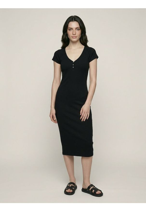 Sinsay - Dzianinowa sukienka midi w paski z wiskozą - czarny. Kolor: czarny. Materiał: dzianina, wiskoza. Wzór: paski. Długość: midi