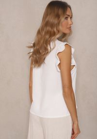 Renee - Biała Koszula z Ozdobnymi Falbankami Arilene. Okazja: na co dzień. Typ kołnierza: kołnierz z falbankami. Kolor: biały. Materiał: jeans. Styl: casual #5