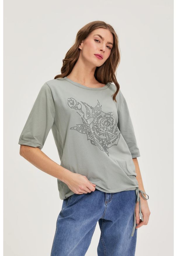 MOODO - Bawełniana bluzka z dżetami oliwkowa. Kolor: oliwkowy. Materiał: bawełna
