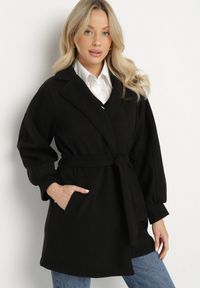 Born2be - Czarny Płaszcz z Wiązanym Paskiem i Bufiastym Rękawem Imgrucu. Typ kołnierza: kołnierzyk stójkowy. Kolor: czarny. Materiał: jeans, tkanina. Długość: długie. Sezon: jesień, wiosna #1