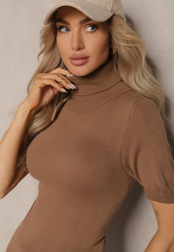 Renee - Brązowy Golf z Krótkim Rękawem o Dopasowanym Kroju Promella. Okazja: na spotkanie biznesowe, do pracy. Typ kołnierza: golf. Kolor: brązowy. Materiał: jeans, prążkowany. Długość rękawa: krótki rękaw. Długość: krótkie. Wzór: aplikacja. Styl: klasyczny, biznesowy, elegancki