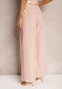 Renee - Różowe Spodnie Palazzo High Waist z Szerokimi Nogawkami i Paskiem z Metalową Klamrą Oinna. Okazja: na co dzień, do pracy. Stan: podwyższony. Kolor: różowy. Styl: klasyczny, elegancki, casual