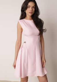 Born2be - Różowa Elegancka Sukienka Bez Rękawów Zdobiona Przypinkami w Talii Rhaegina. Okazja: na co dzień. Kolor: różowy. Długość rękawa: bez rękawów. Wzór: aplikacja. Typ sukienki: proste, rozkloszowane. Styl: elegancki #1