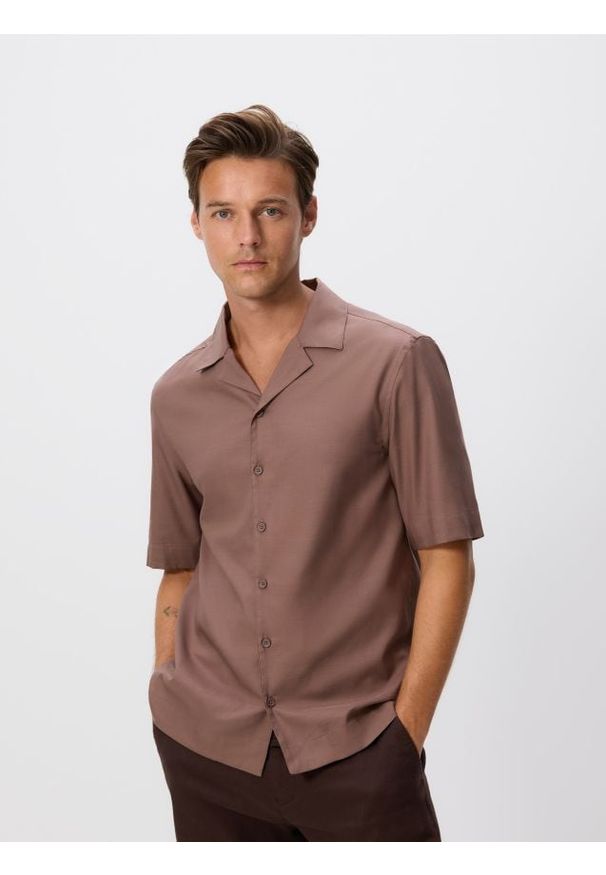 Reserved - Koszula regular z bawełny egipskiej - brązowy. Kolor: brązowy. Materiał: bawełna